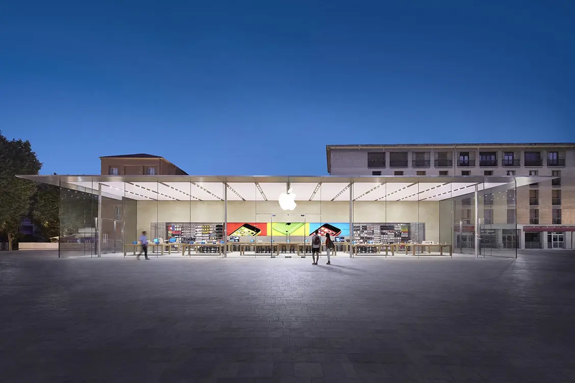 L'image du jour : qui sont ces gens qui perturbent la photo de l'Apple Store d'Aix-En-Provence ?