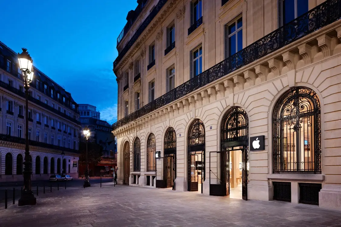 L'image du jour : qui sont ces gens qui perturbent la photo de l'Apple Store d'Aix-En-Provence ?