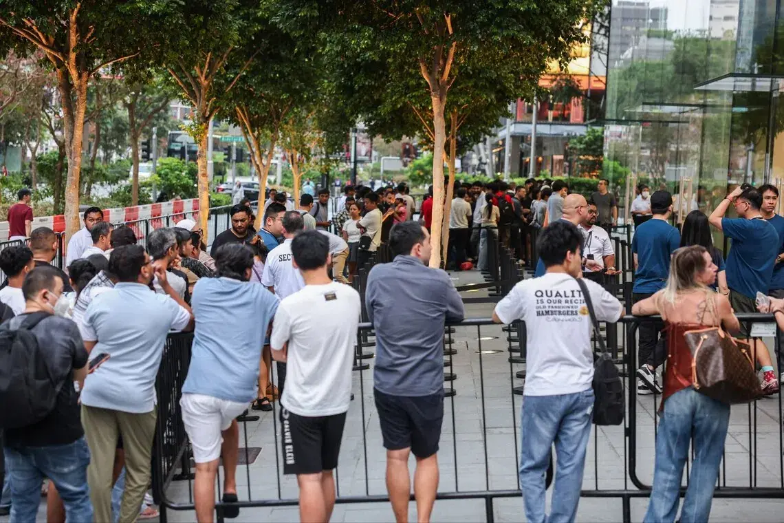 Orchard Road Apple (photo straitstimes.com)