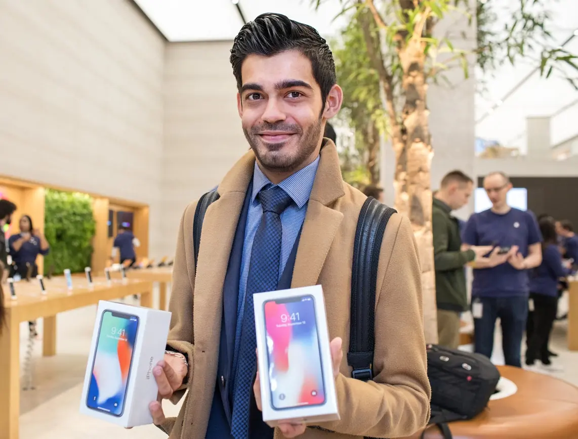 iPhone X : la foule, les sourires des clients et les Animojis (photos)