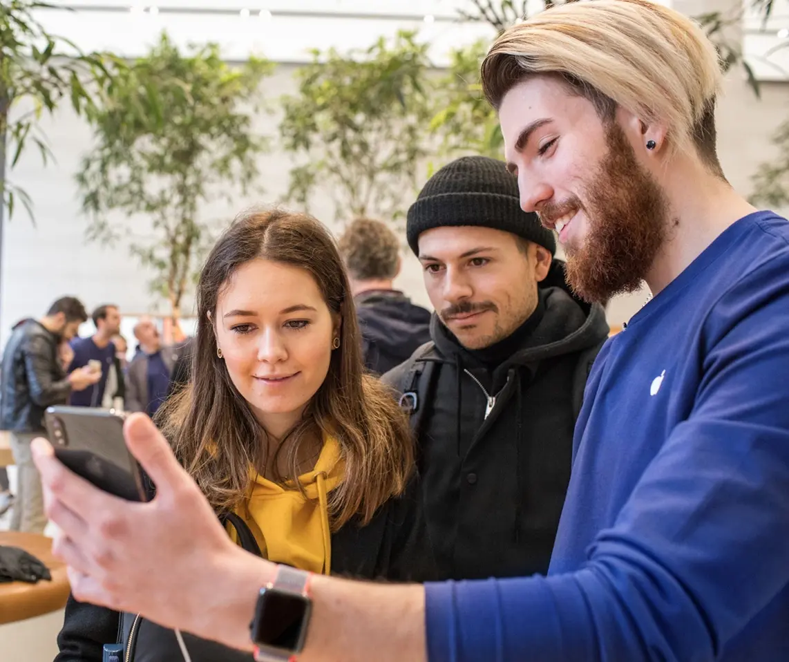 iPhone X : la foule, les sourires des clients et les Animojis (photos)