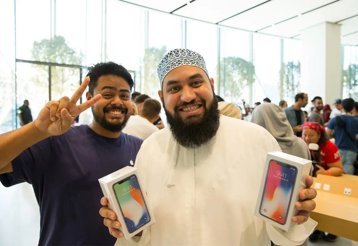 iPhone X : la foule, les sourires des clients et les Animojis (photos)