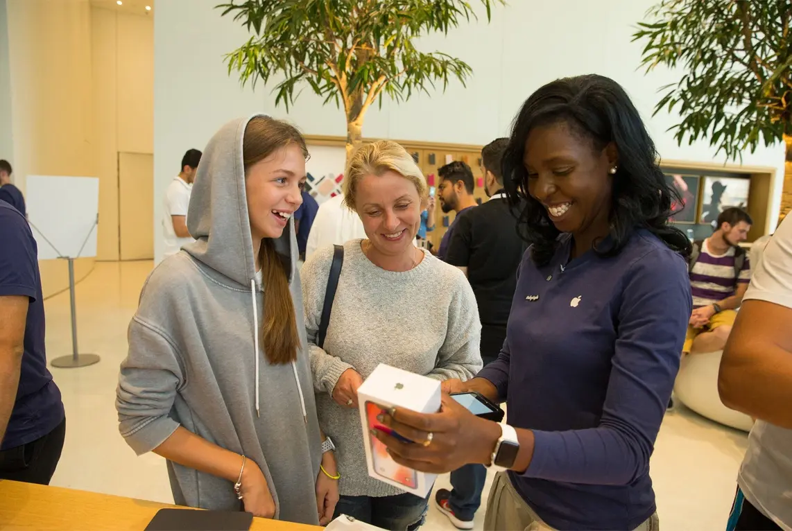 iPhone X : la foule, les sourires des clients et les Animojis (photos)