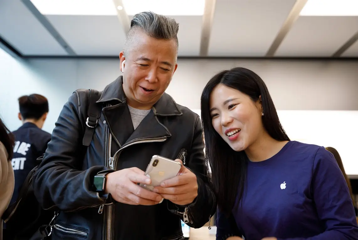 iPhone X : la foule, les sourires des clients et les Animojis (photos)