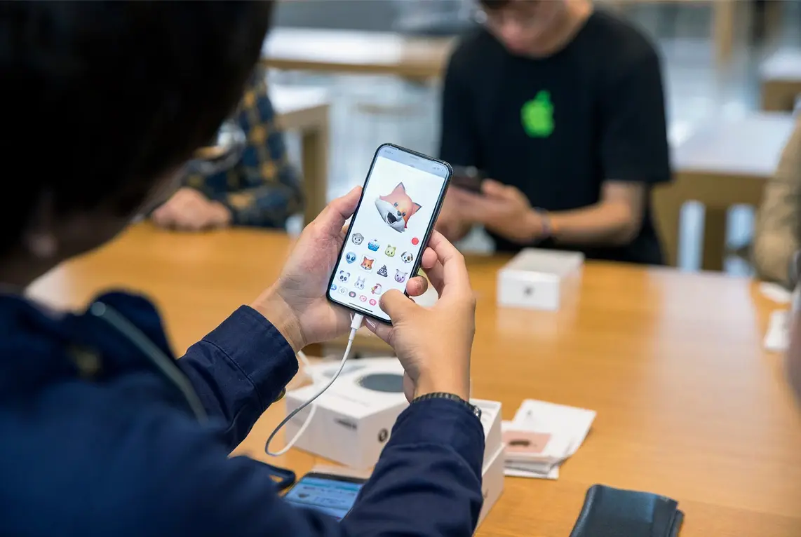 iPhone X : la foule, les sourires des clients et les Animojis (photos)