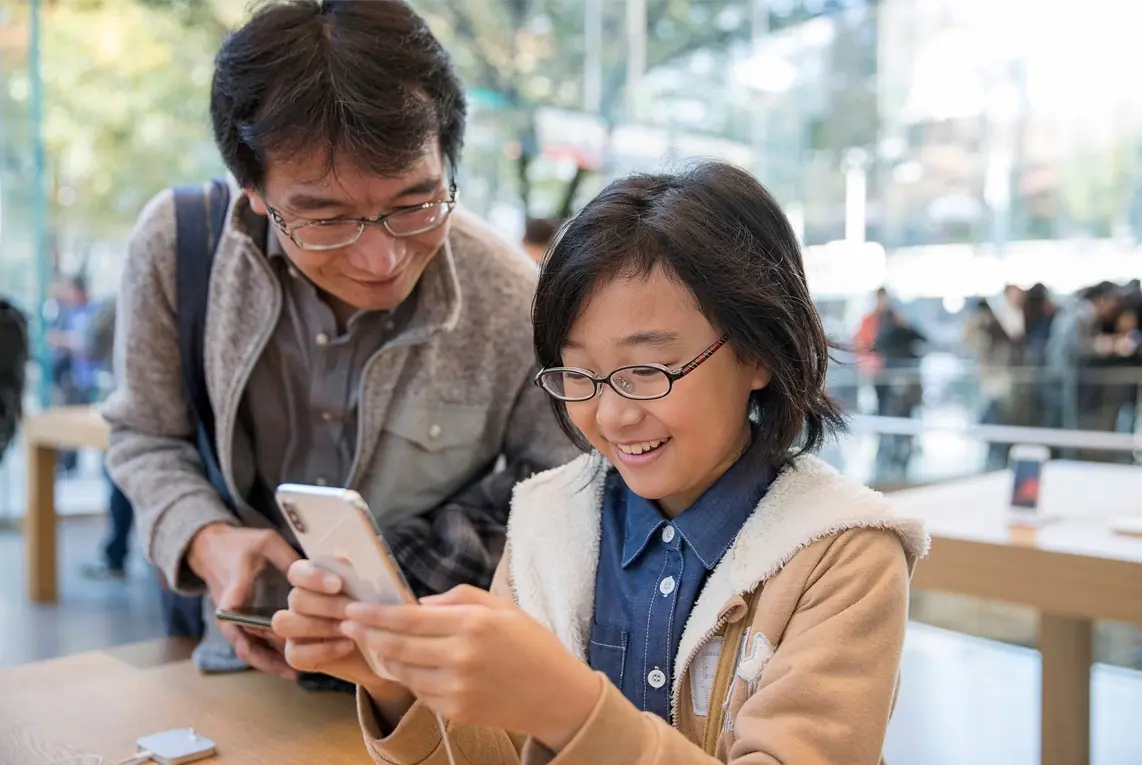 iPhone X : la foule, les sourires des clients et les Animojis (photos)