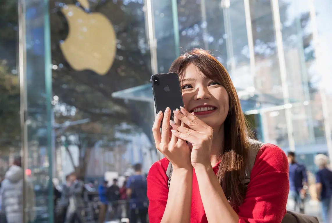 iPhone X : la foule, les sourires des clients et les Animojis (photos)