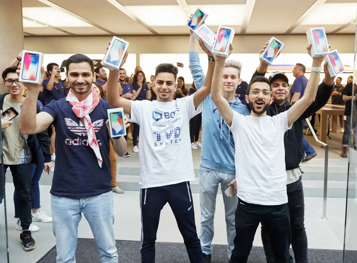 iPhone X : la foule, les sourires des clients et les Animojis (photos)