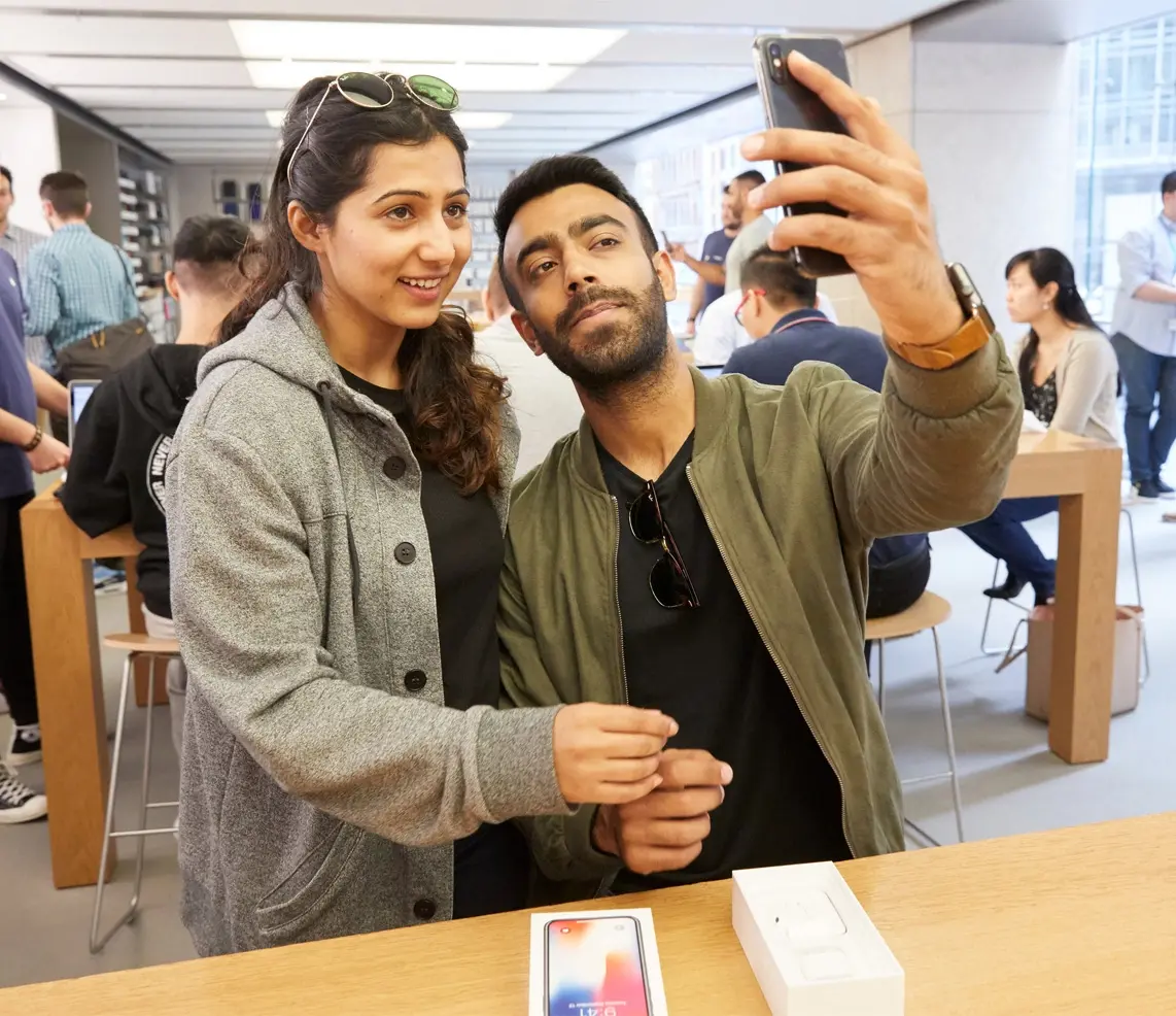 iPhone X : la foule, les sourires des clients et les Animojis (photos)