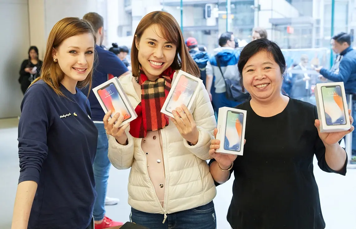 iPhone X : la foule, les sourires des clients et les Animojis (photos)