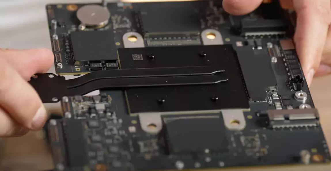 Démontage du Mac Studio : SSD non soudés et une grosse puce M1 Ultra