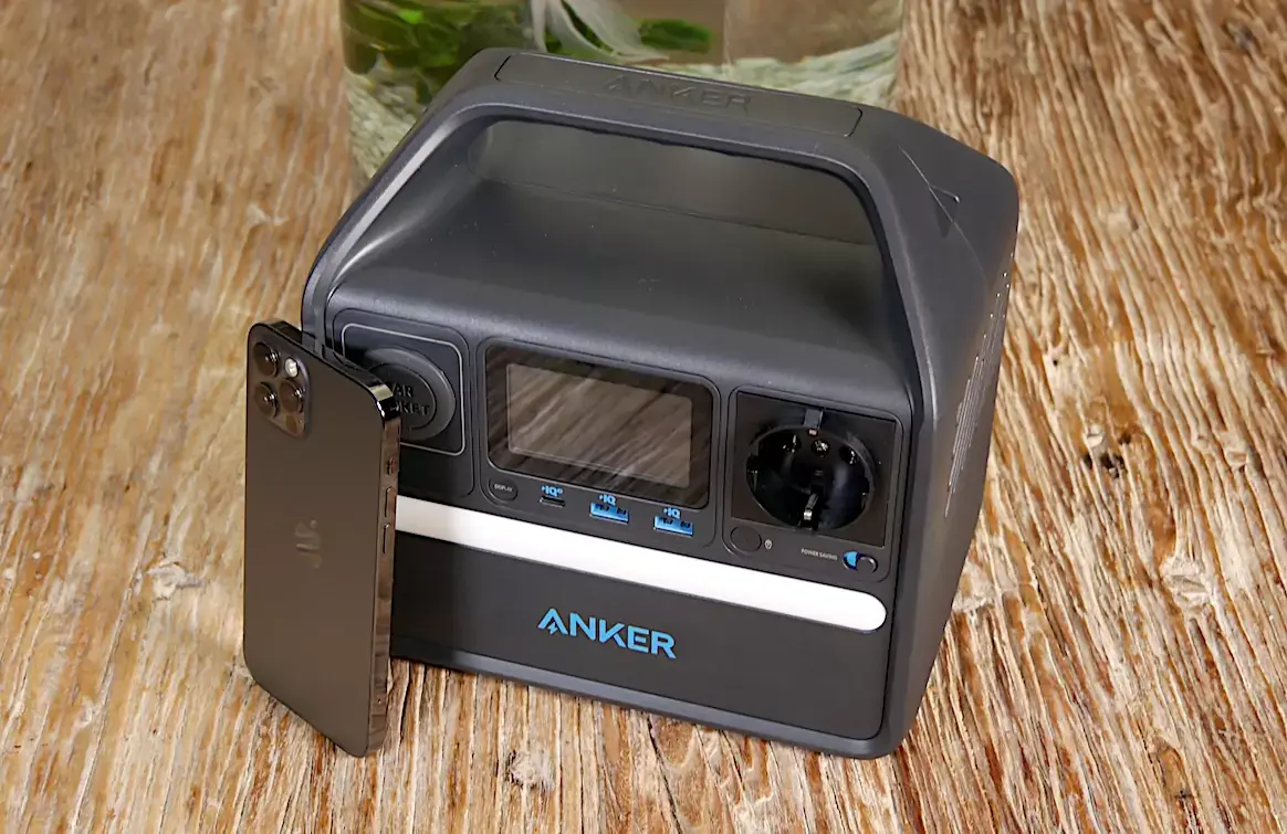 Test Anker 521 : une batterie externe avec prise 220V, allume-cigare, éclairage et USB