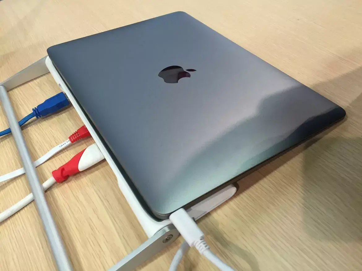 Les premiers "docks" USB C pour MacBook arrivent !