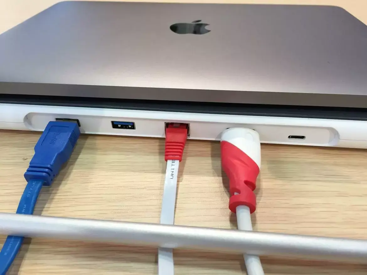 Les premiers "docks" USB C pour MacBook arrivent !