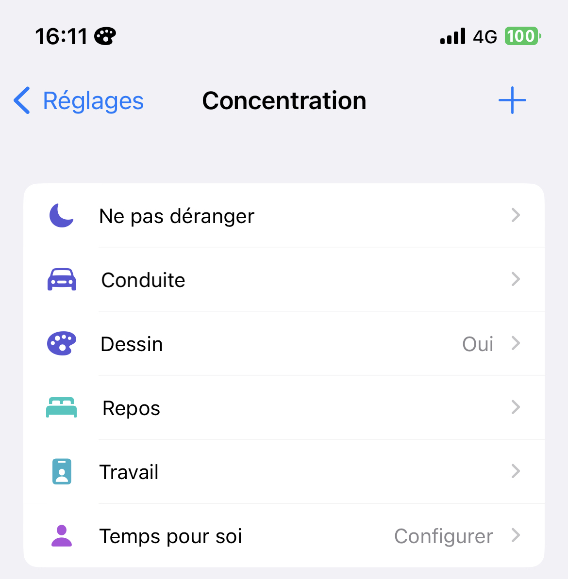 Comment ajouter un emoji à côté de l'horloge de l'iPhone ?