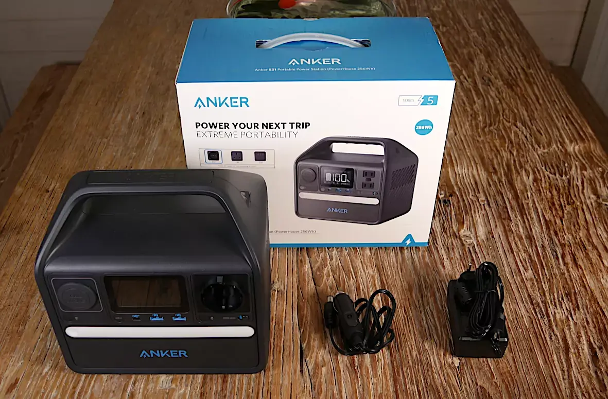 Test Anker 521 : une batterie externe avec prise 220V, allume-cigare, éclairage et USB