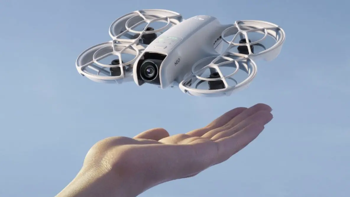 DJI Neo, un mini drone qui tient dans la main