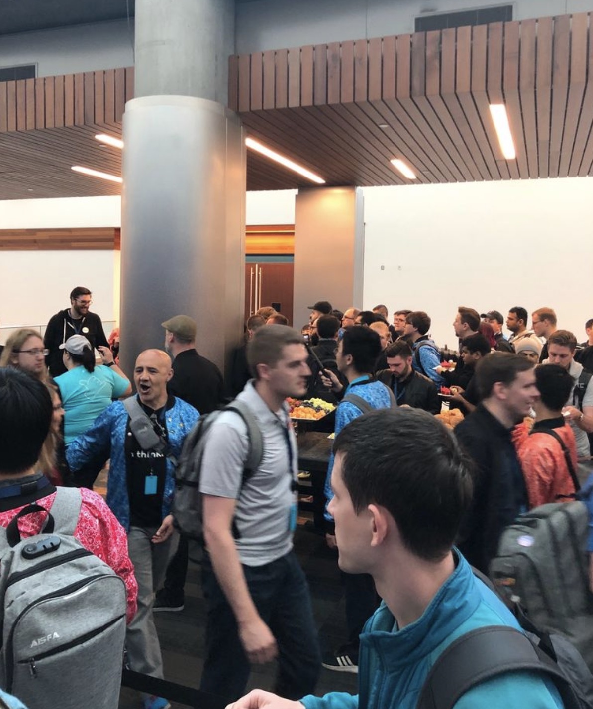 H-2, en direct de la #WWDC ! La file s'attente s'allonge (et le logo s'anime)