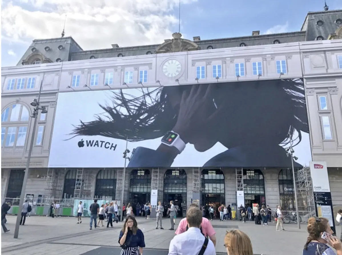 L'image du soir : une pub géante pour l'Apple Watch à la Gare St Lazare