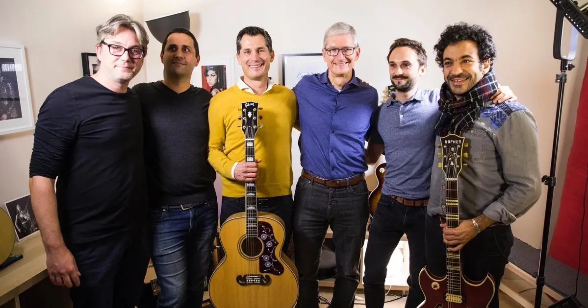 Tim Cook poursuit sa tournée française et rend visite à CoachGuitar