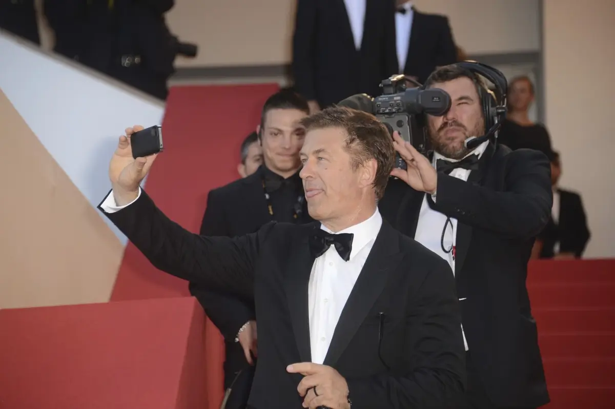 Alec Baldwin, jamais sans son iPhone, même à Cannes