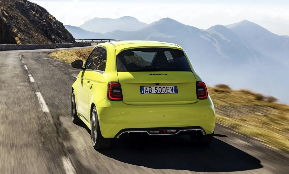 La Fiat 500e Abarth  électrique s'offre un son artificiel et un plaisir à l'autonomie limitée