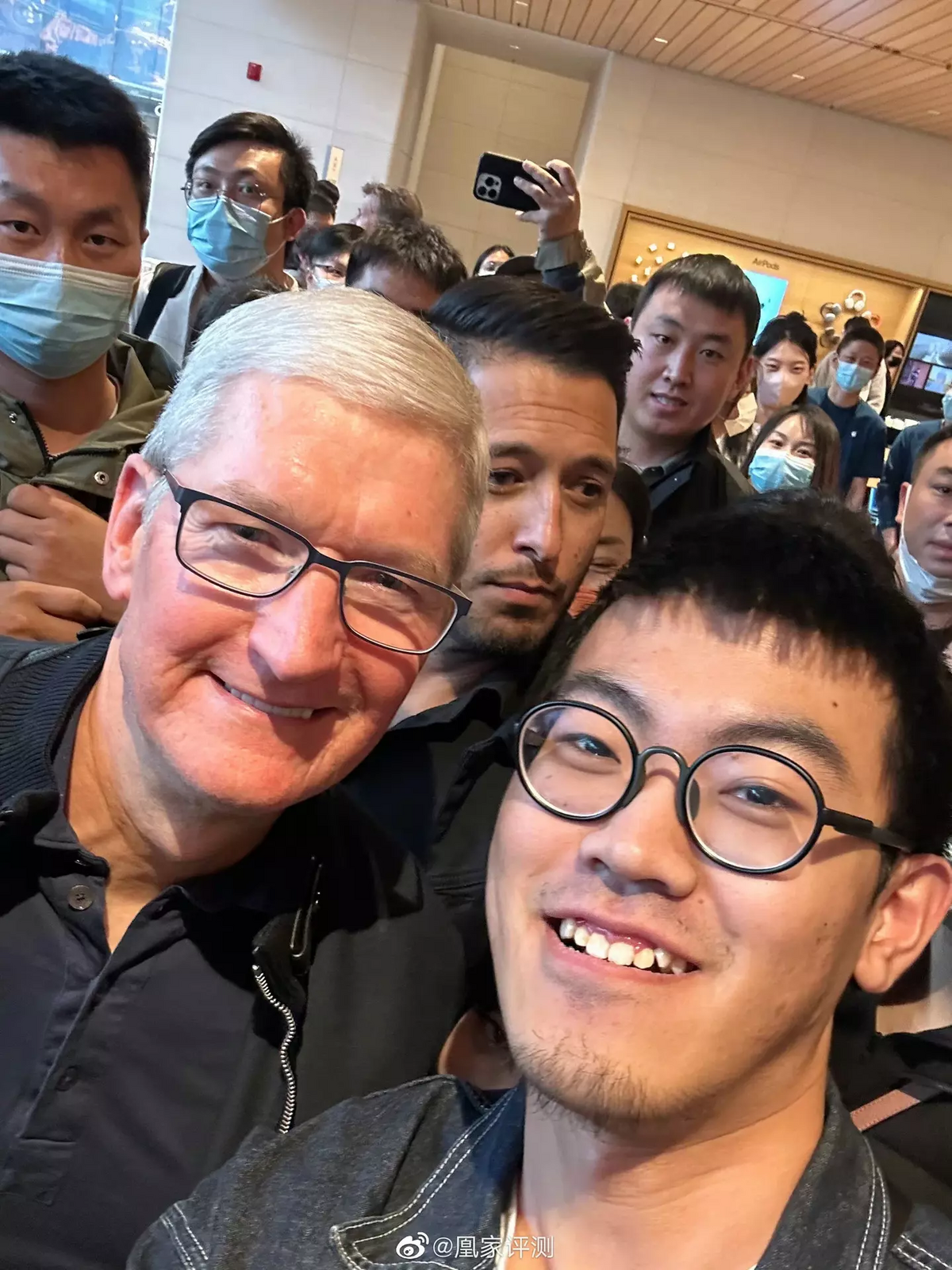 Qui veut un selfie avec Tim Cook !