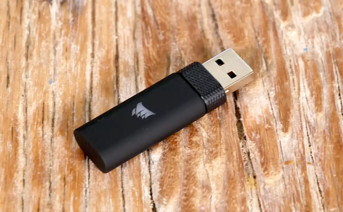 Le dongle USB-A fourni est compatible Mac/PC/PlayStation 4 et 5