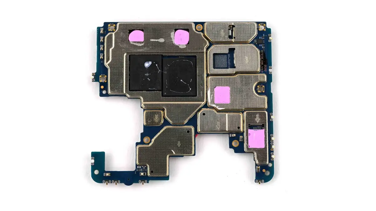 Image iFixit&nbsp;: une carte m&egrave;re un peu diff&eacute;rente