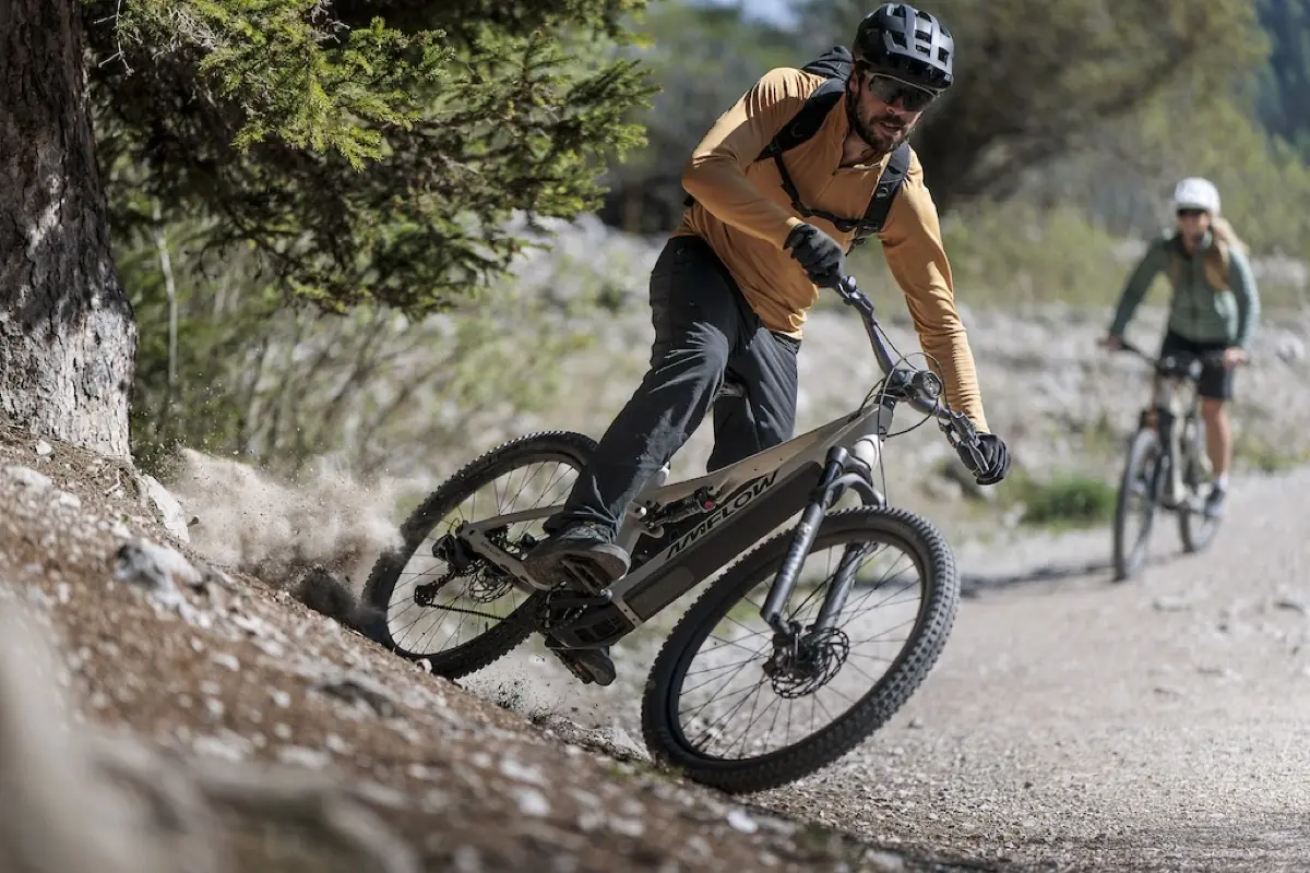 Amflow TL Carbon&nbsp;: DJI lance un VTT &eacute;lectrique tout-carbone &agrave; 3 499 euros