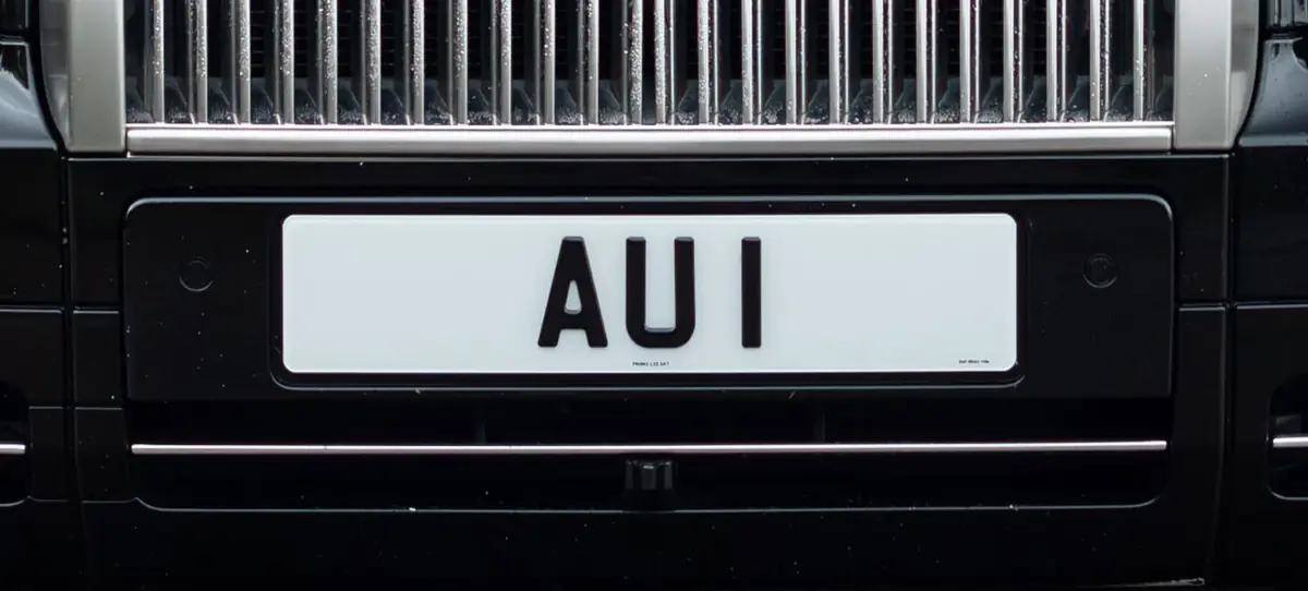 Mais pourquoi cette plaque d'immatriculation vaut plus cher qu'une Rolls&nbsp;?