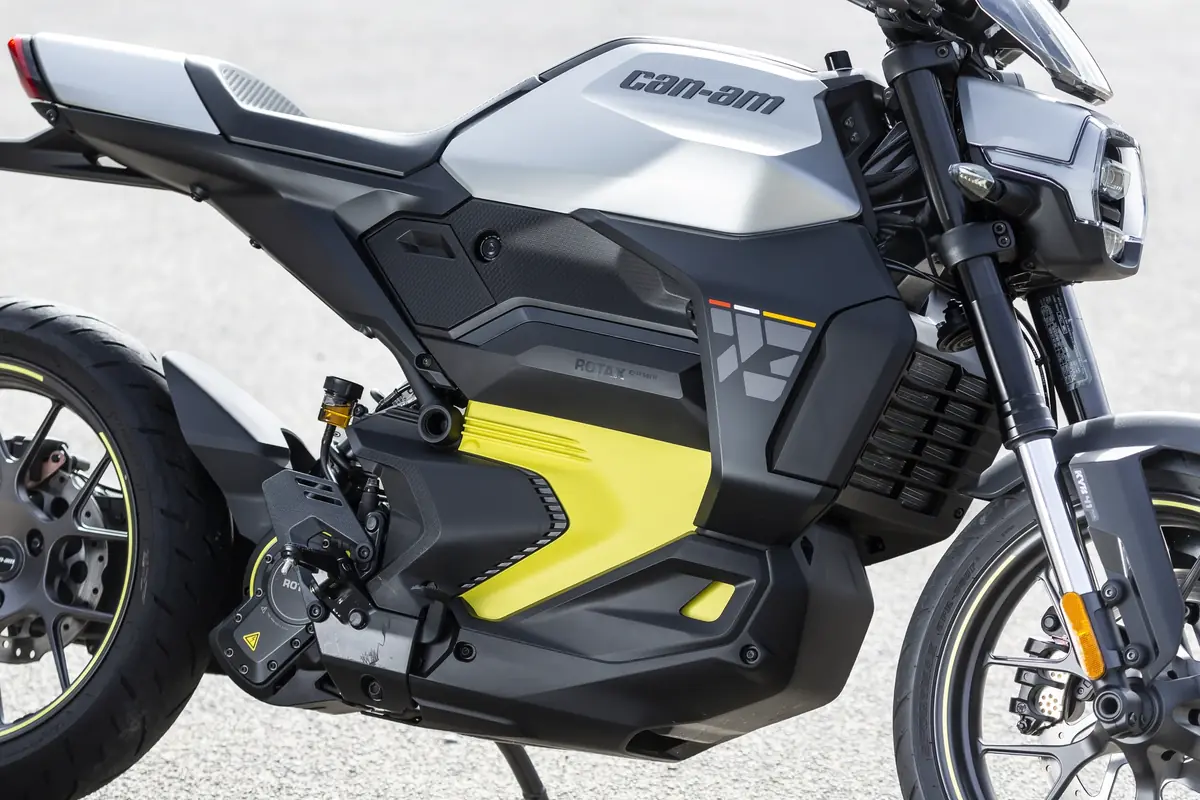 Essai de la Can-Am Pulse, la premi&egrave;re moto &eacute;lectrique &eacute;quip&eacute;e de CarPlay