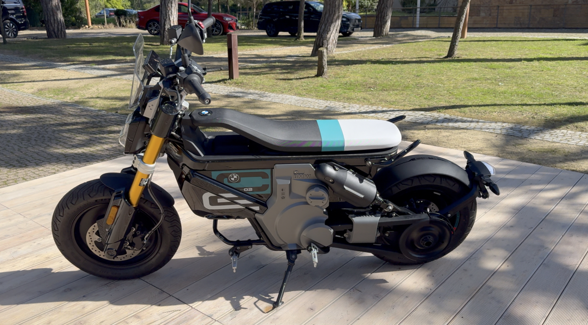 Essai BMW CE02 : une moto électrique au look futuriste accessible dès 14 ans !