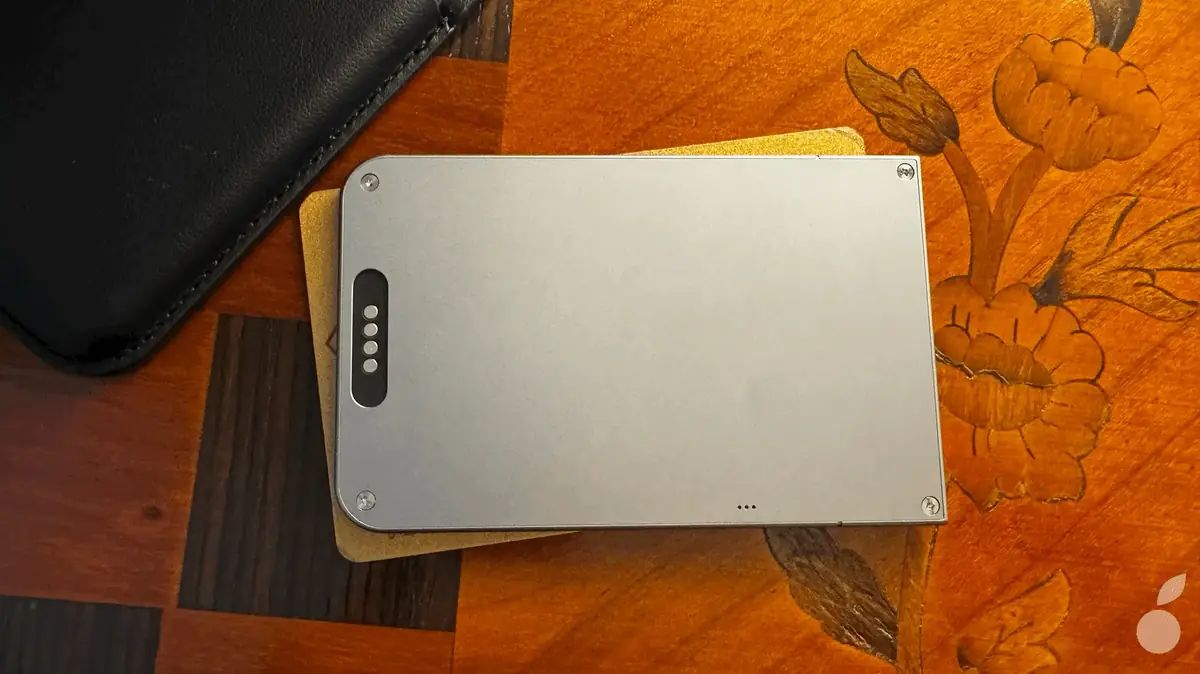 Le port de charge se situe à l'arrière