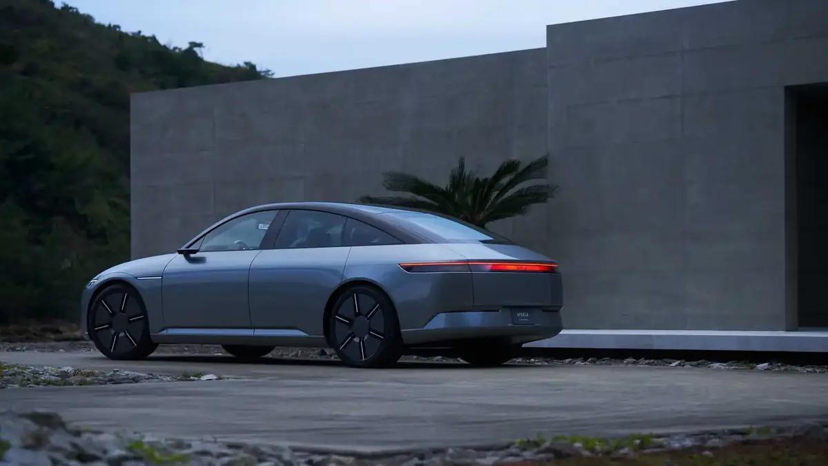 La ligne est &agrave; la fois sobre et ennuyeuse. Pourtant, elle d&eacute;gage un truc, probablement li&eacute; &agrave; la ligne de toit qui se prolonge sur la malle arri&egrave;re, jusqu'&agrave; la rupture par le bandeau LED.