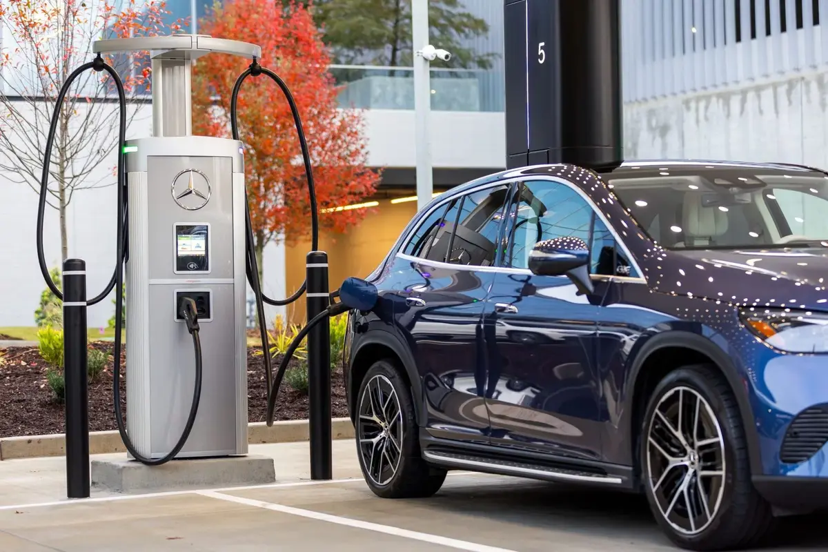 Ce magnifique SuperChargeur "Lounge" de Mercedes va faire fantasmer les fanboys Tesla !