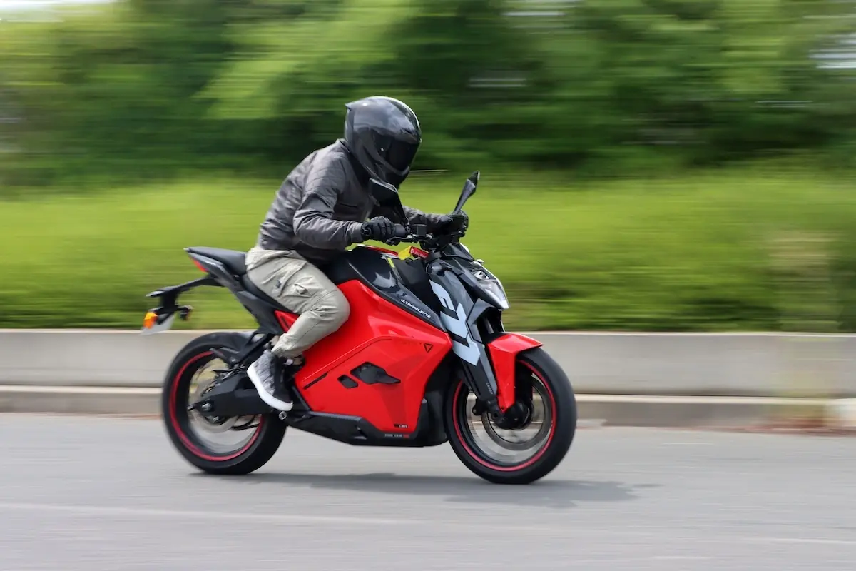 Essai Ultraviolette F77 Mach 2, une moto &eacute;lectrique convaincante mais pas sans d&eacute;fauts