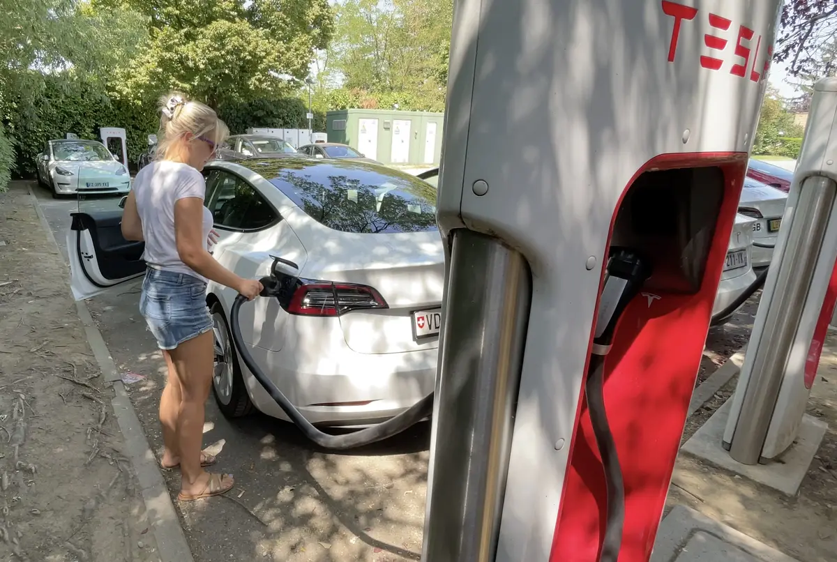 Insolite : comme Apple, Tesla a des soucis de "chargeur propriétaire"