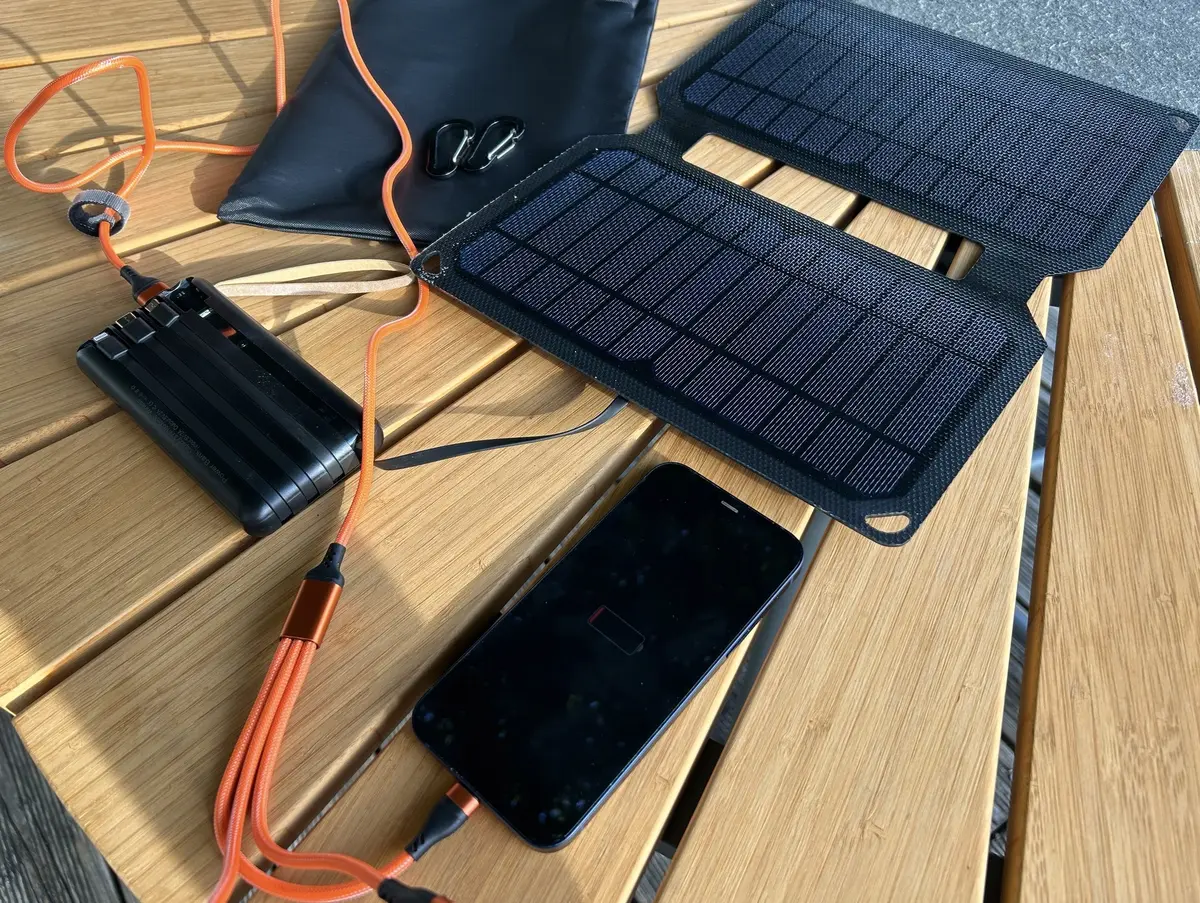 Test du Kit solaire Infinity Power avec batterie pour charger son iPhone en rando + code promo