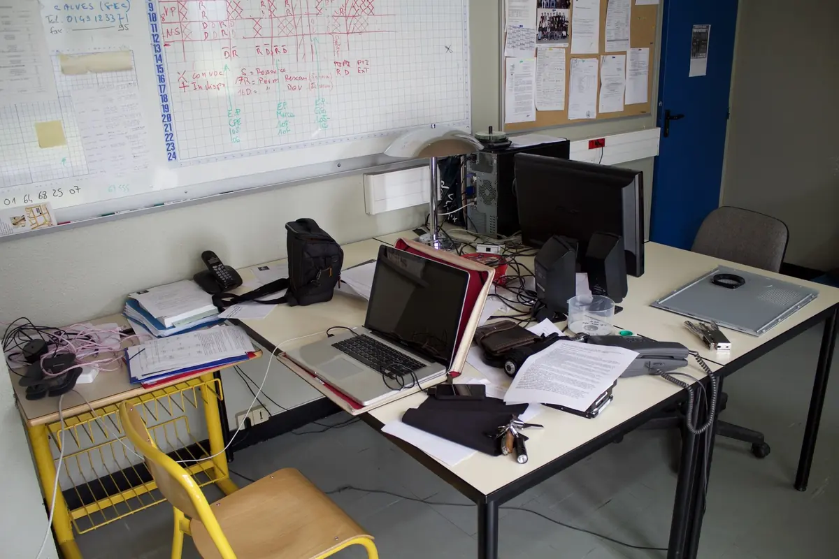 Mon MacBook Pro sur mon bureau au travail.