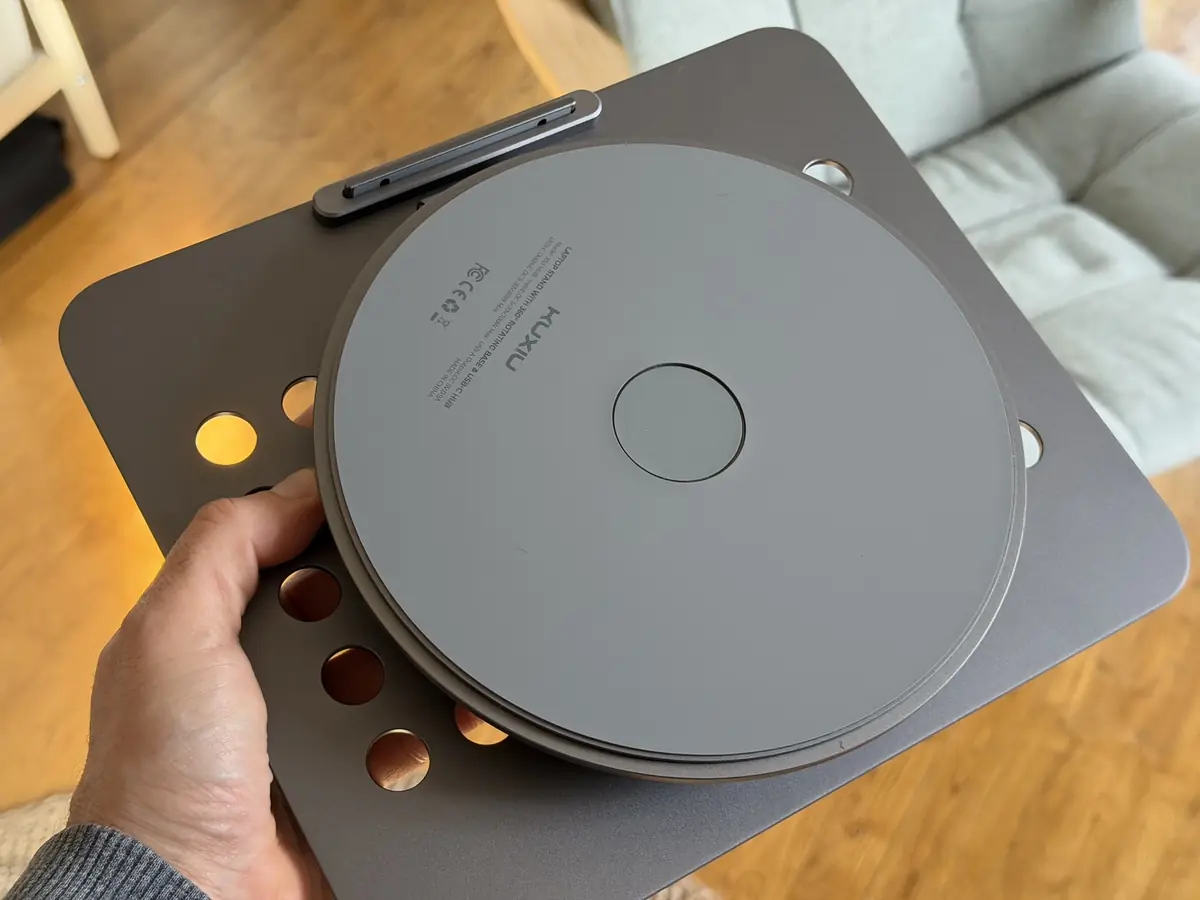 La base est tr&egrave;s anti-d&eacute;rapante, une fois le Mac pos&eacute;, l'ensemble est bien stable