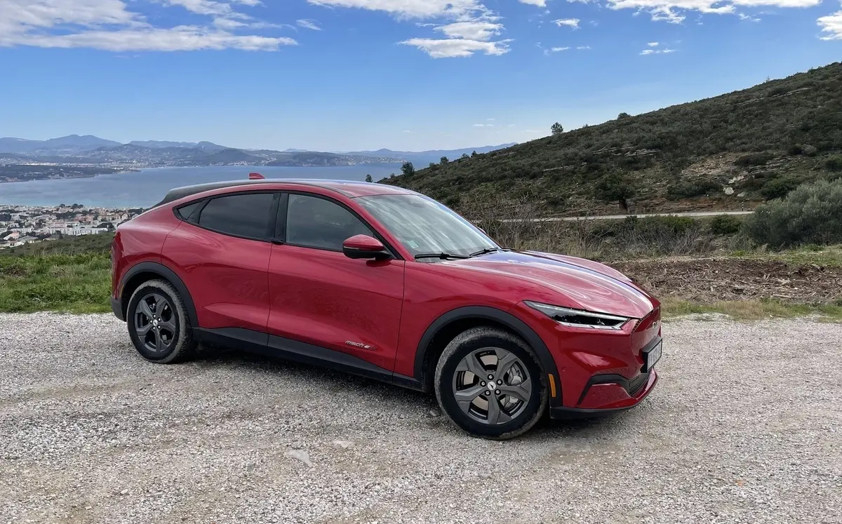 Quand Ford donne des leçons à Tesla : design lassant, CarPlay... qu'en pensez-vous ?