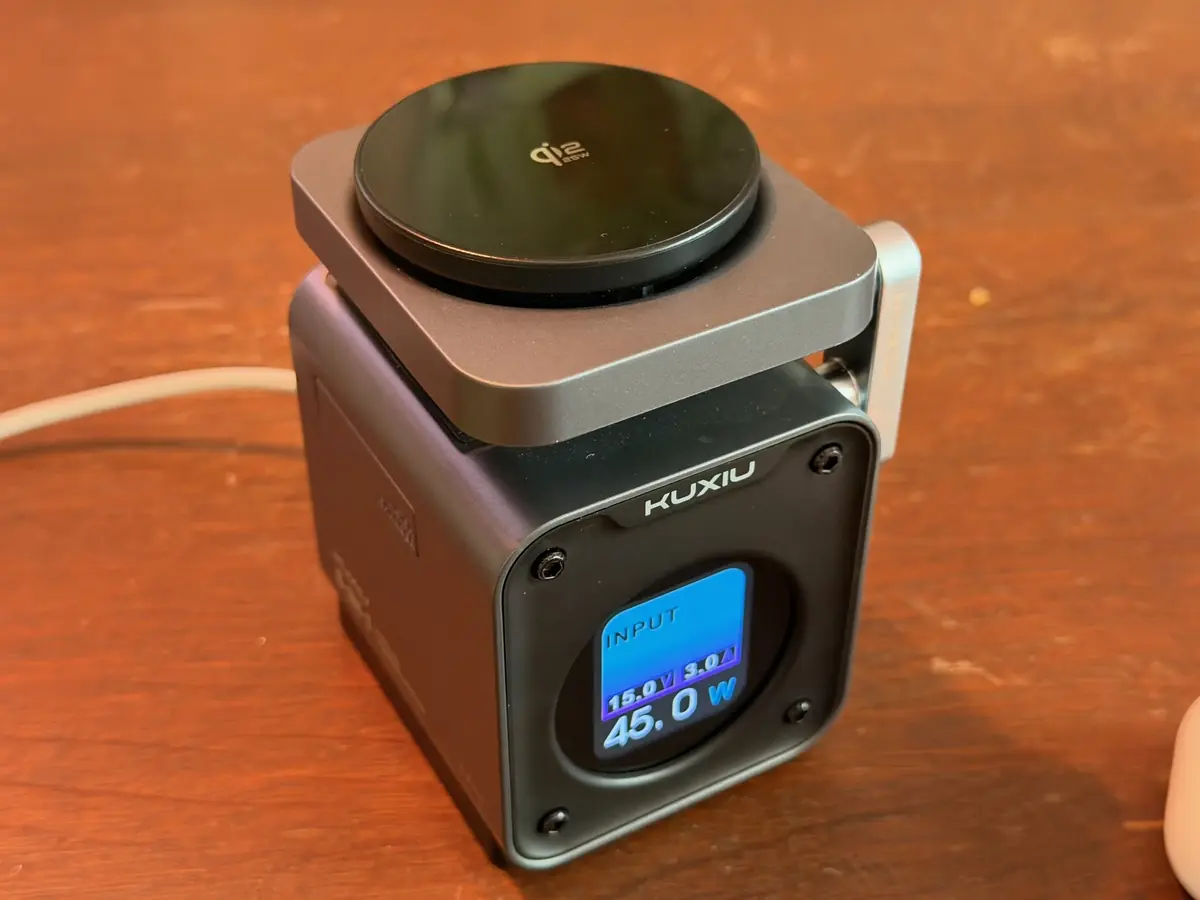 Test du Kuxiu D5, le chargeur MagSafe qui garde votre iPhone au frais