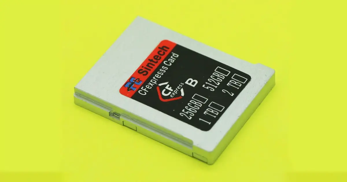 Un adaptateur qui transforme un SSD en carte CFExpress