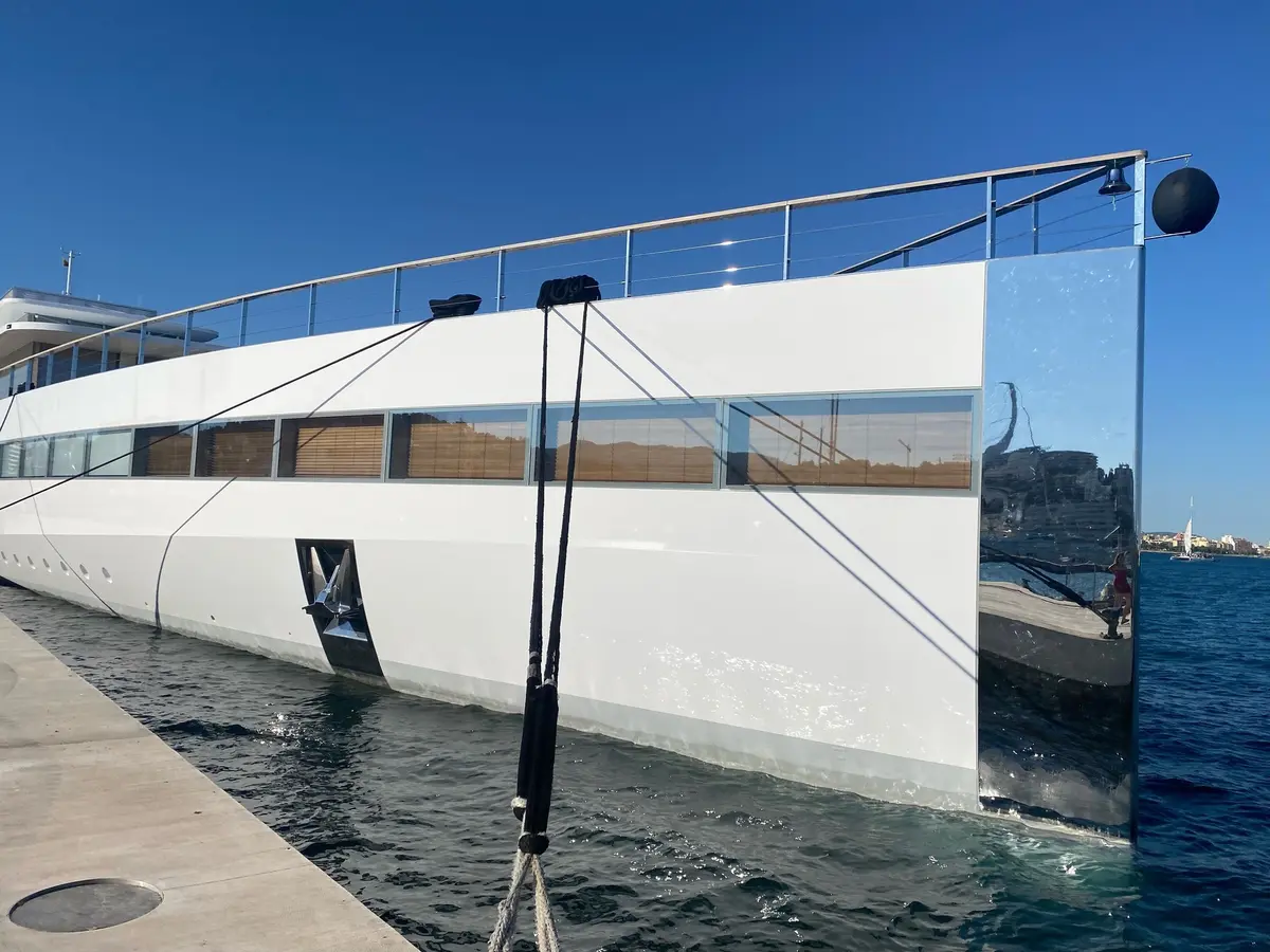 Quand le Yacht de Steve Jobs se crashe dans un célèbre navire ! (vidéo)