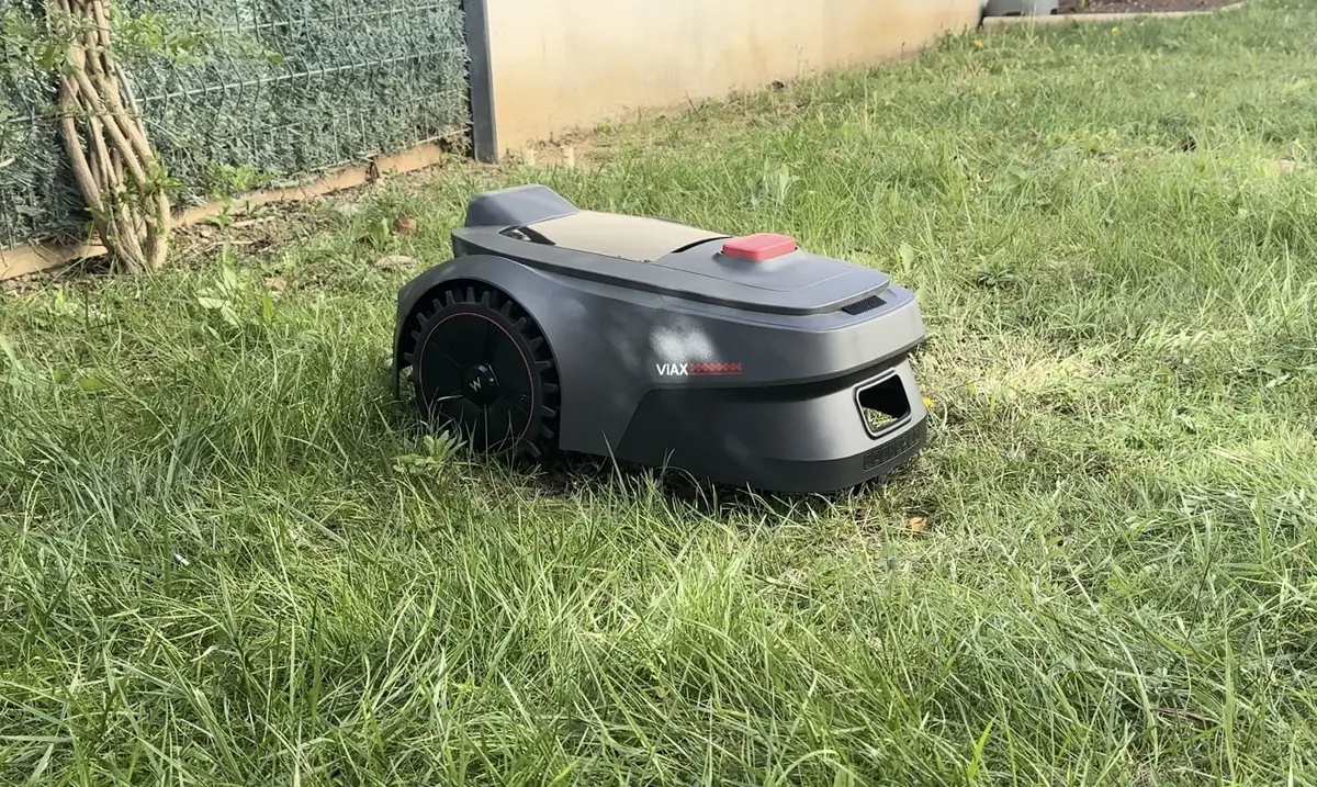 Test MOVA Viax 250&nbsp;: &agrave; ce prix-l&agrave;, faut-il encore sortir sa vieille tondeuse&nbsp;?