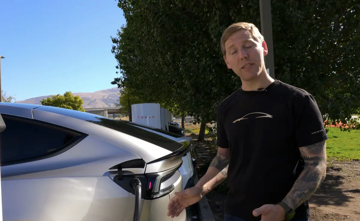 Tesla&nbsp;: fuir un Superchargeur branch&eacute; devient possible en cas d'urgence