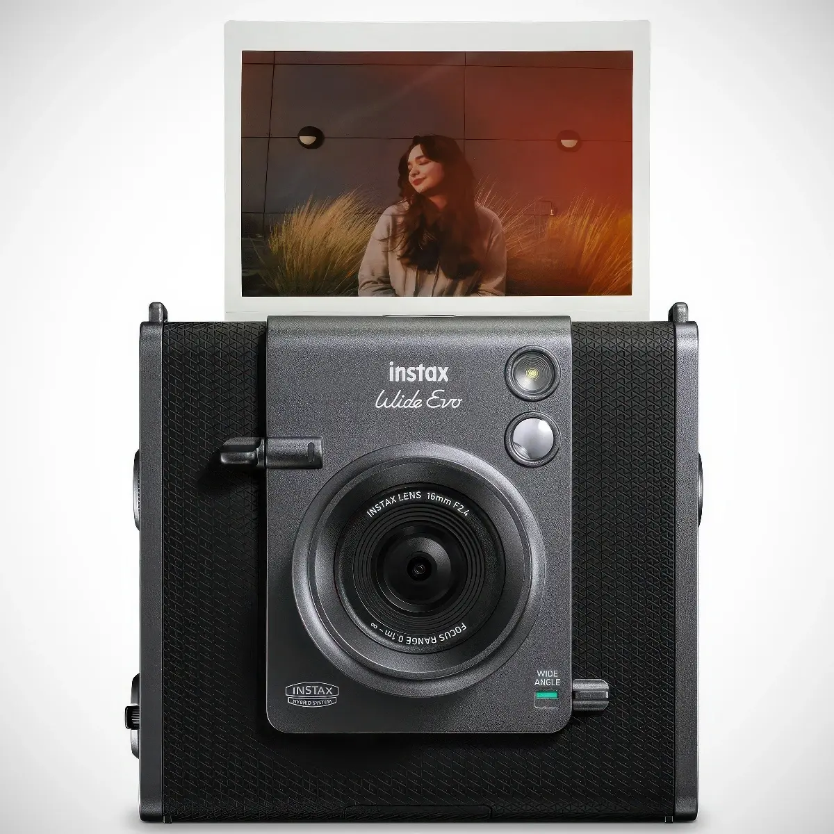 Fujifilm lance l’Instax Wide Evo, un appareil hybride au format large