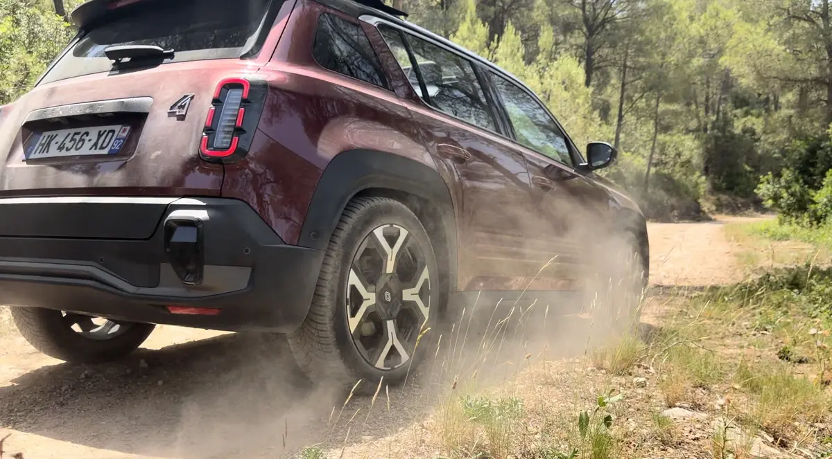 Essai Renault 4 "Plein Sud"&nbsp;: toit ouvrant, surf et off-road... plus cool que la R5&nbsp;?