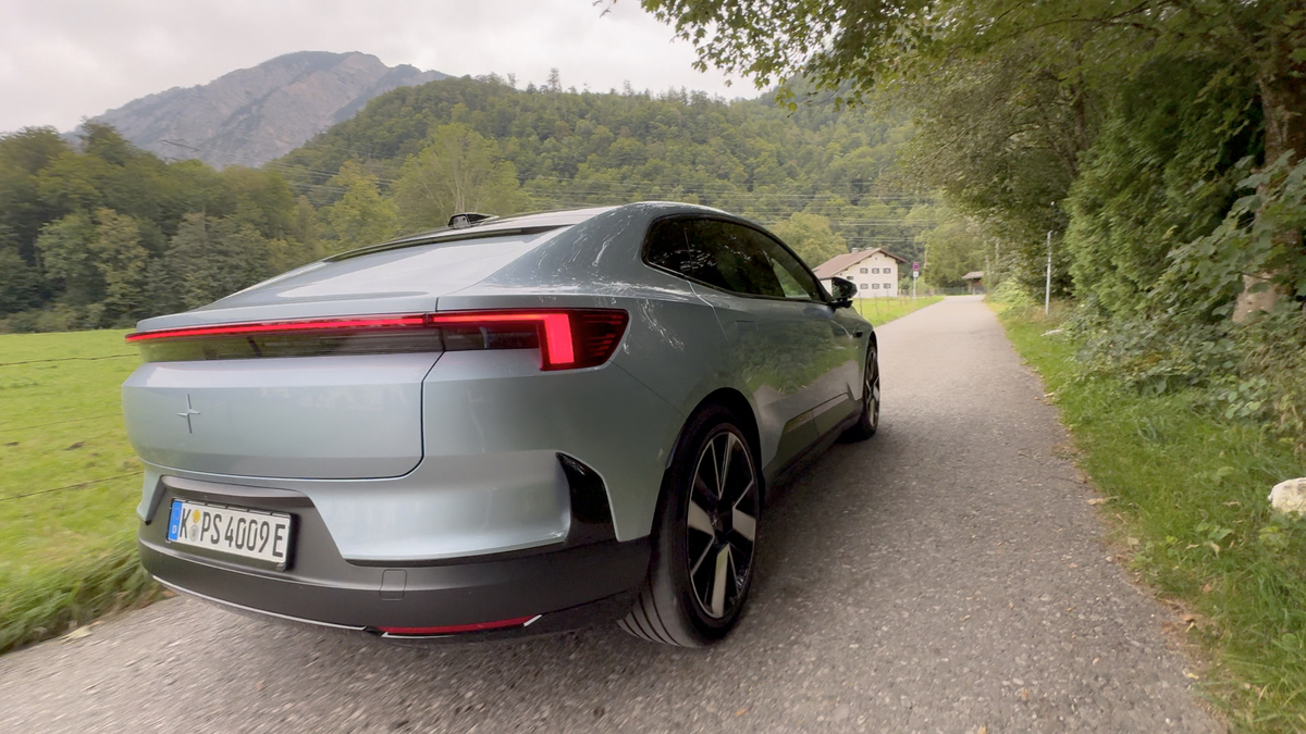 Essai Polestar 4 : on a enfin pris le volant de cette voiture sans lunette arrière ! VLOG